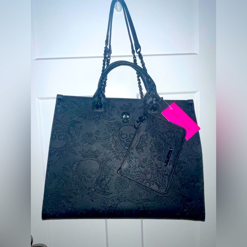 Rare 2024 Betsey Johnson skull purse in Black. New with tags